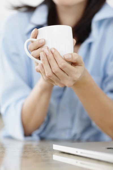 Brunette woman drinking coffee. Photo : momentimages