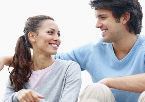 Happy couple relaxing together. Photo : momentimages