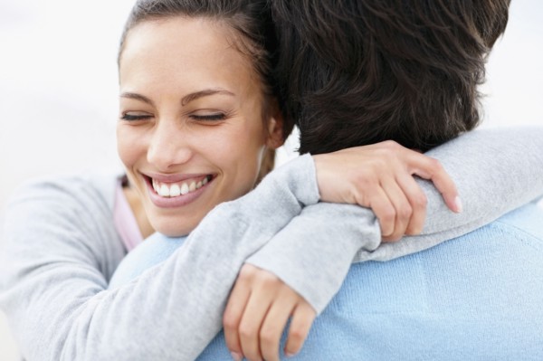 Couple embracing. Photo : momentimages