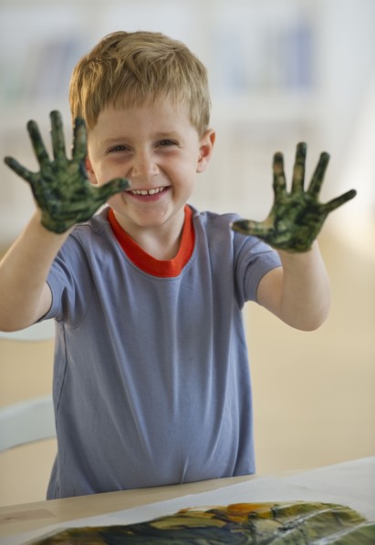 Young boy finger painting. Photo : Daniel Grill
