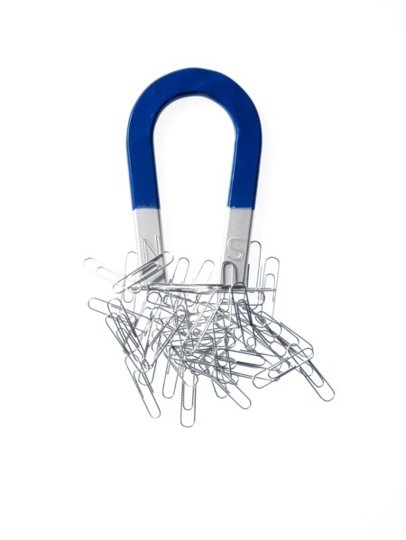 Magnet and paper clips. Photo : David Arky