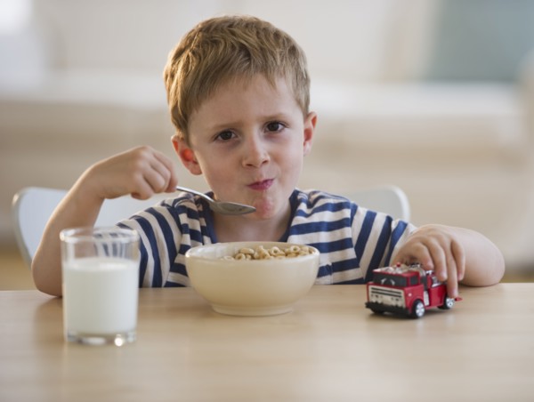 Young boy eating cereal. Photo : Daniel Grill