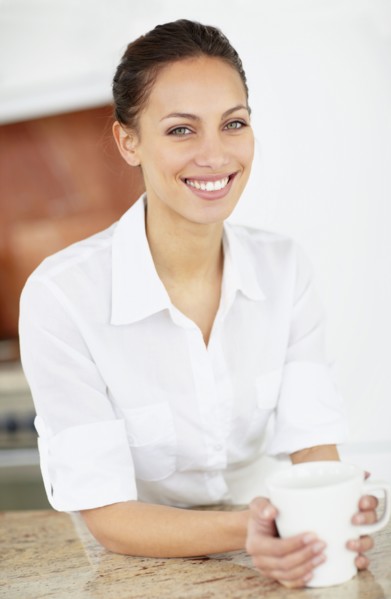 Woman drinking coffee. Photo : momentimages