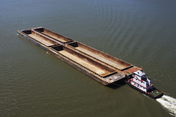 Boat and barges in river. Photo : fotog