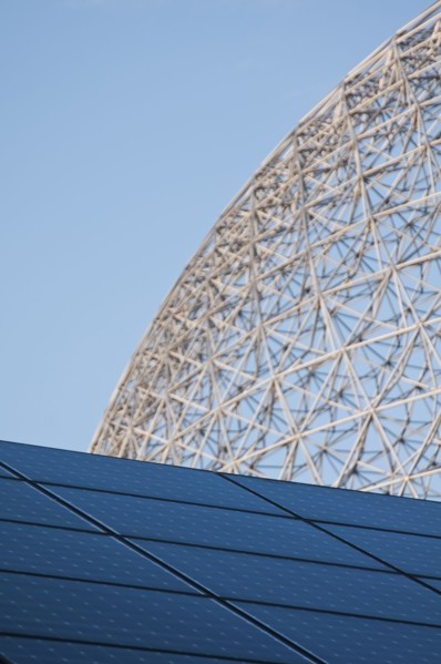 Solar panels and biosphere framing. Photo : Daniel Grill