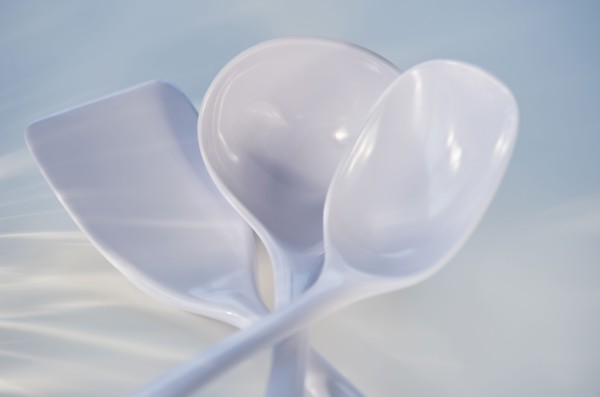 White cooking utensils. Photo : Daniel Grill