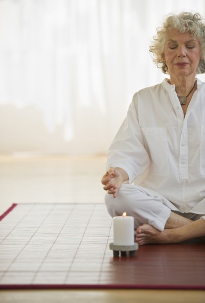Woman meditating. Photo : Daniel Grill