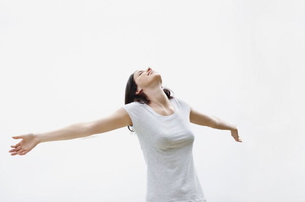 Carefree woman stretching. Photo : momentimages