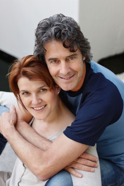 Happy couple embracing. Photo : momentimages