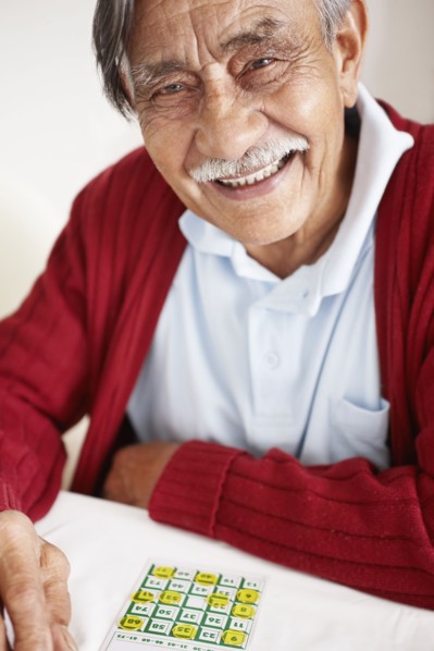 Senior man playing bingo. Photo : momentimages
