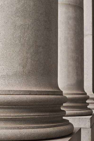 Concrete columns on building. Photo : Antonio M. Rosario
