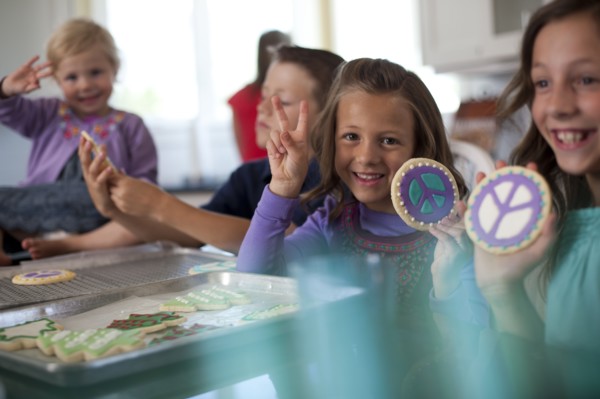 Children baking cookies. Photo : Tim Pannell