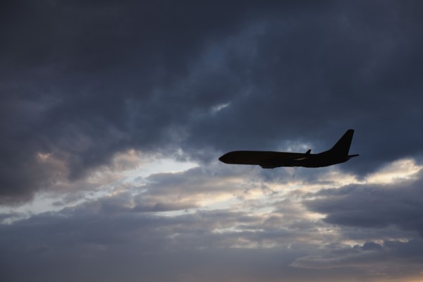 Commercial jet in cloudy sky. Photo : Mike Kemp