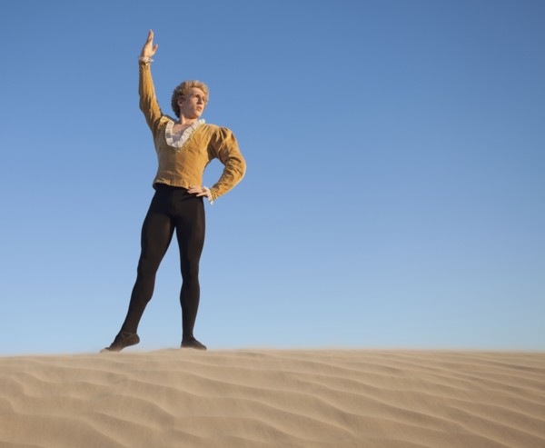 Ballet dancer in desert. Photo : Mike Kemp