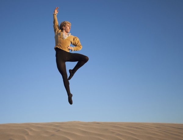 Ballet dancer in desert. Photo : Mike Kemp
