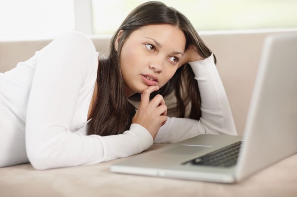 Woman browsing the internet. Photo : momentimages