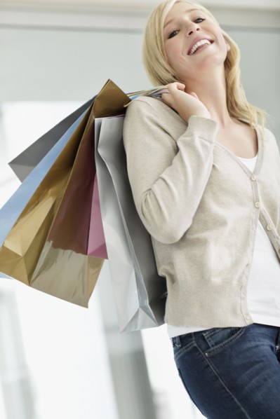 Attractive woman holding shopping bags. Photo : momentimages