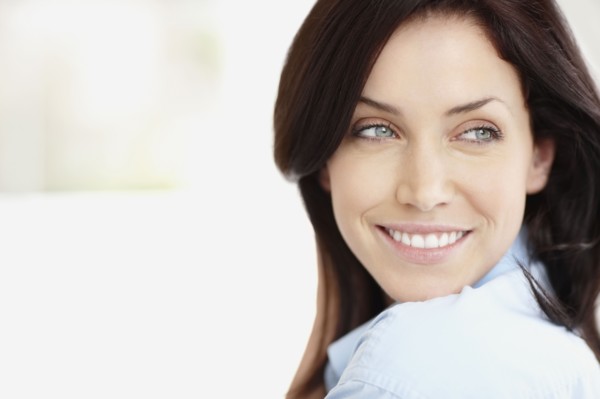Beautiful brunette woman. Photo : momentimages