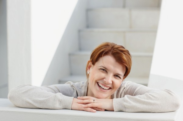 Cheerful red haired woman. Photo : momentimages