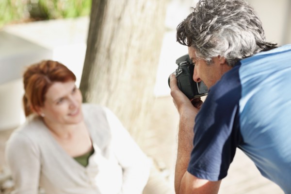 Man taking picture of woman. Photo : momentimages