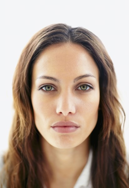Brunette with a blank expression. Photo. momentimages