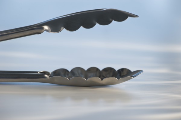 Tongs. Photo : Daniel Grill
