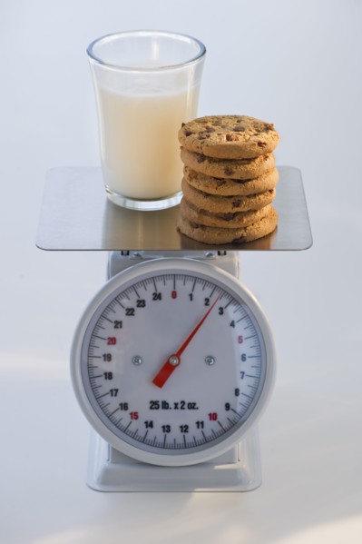 Cookies and milk on kitchen scale. Photo : Daniel Grill