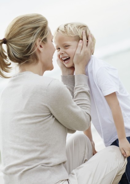 Boy (4-5) playing on beach with mother. Photo : Momentimages