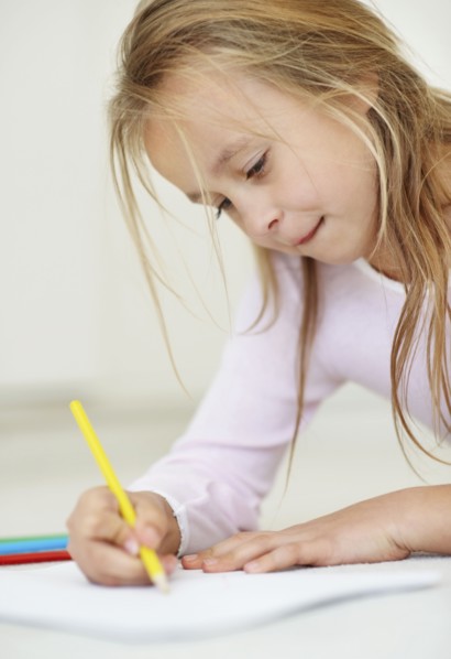 Girl (10-11) drawing. Photo : Momentimages