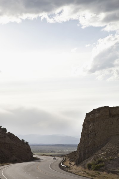 Car on road through desert. Photo : Johannes Kroemer