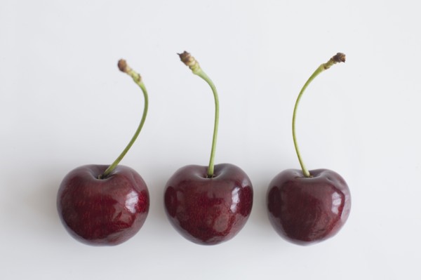 Three ripe cherries. Photo : David Engelhardt