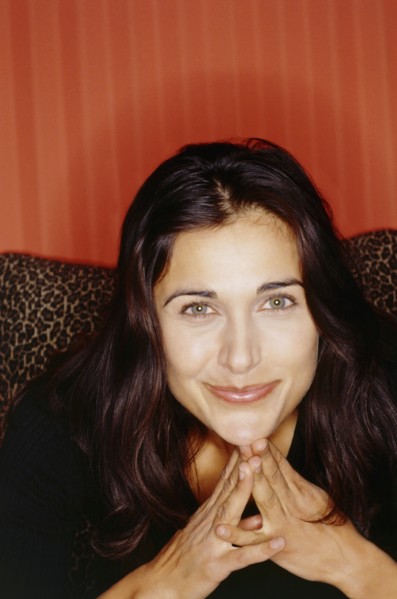 Smiling brunette woman. Photo : Fisher Litwin