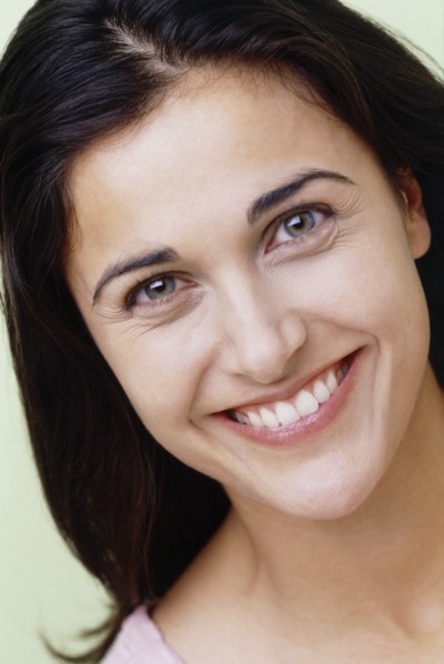 Smiling brunette woman. Photo : Fisher Litwin