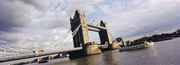 Tower bridge on Thames River. Photo : Fisher Litwin