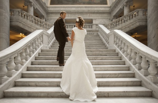 Bride and groom holding hands on steps. Photo : FBP