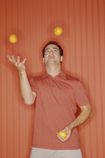 Man juggling. Photo : Fisher Litwin