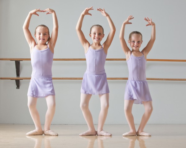 Portrait of three ballet dancers (6-7) in dance studio. Photo : Mike Kemp