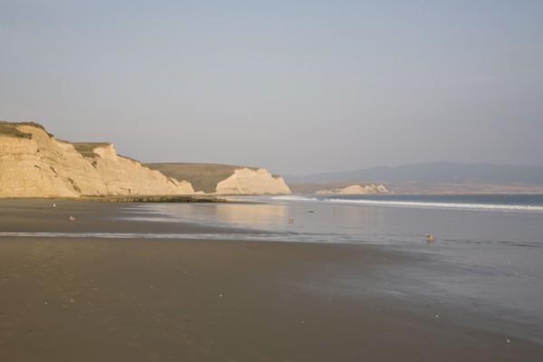 Cliffs by sea. Photo : Johannes Kroemer