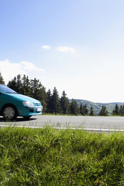 Car on country road. Photo : Johannes Kroemer