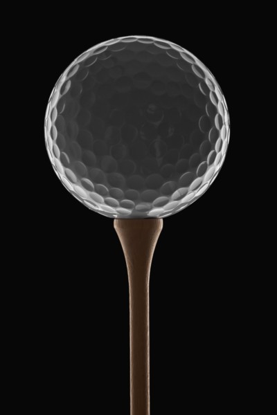 Golf ball on tee. Photo : Mike Kemp