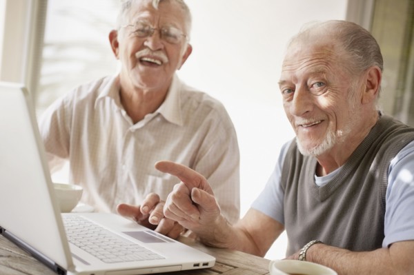 Senior men using laptop. Photo : Momentimages