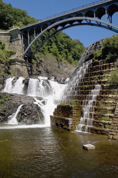 USA, New York State, Croton, Dam and waterfall under bridge. Photo : fotog