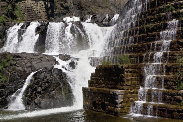 USA, New York State, Croton, Dam and waterfall under bridge. Photo : fotog
