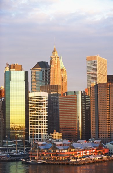 USA, New York State, New York City, South Street Seaport and skyscrapers. Photo : fotog