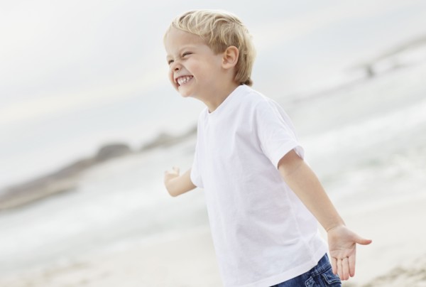 Portrait of boy (4-5) playing on beach. Photo : Momentimages