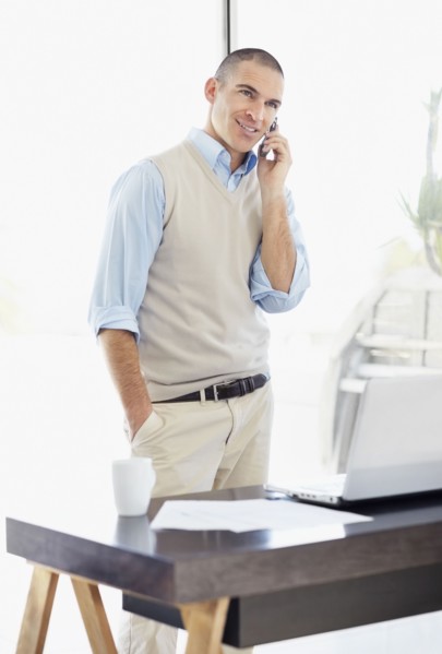 Office worker using mobile phone. Photo : Momentimages