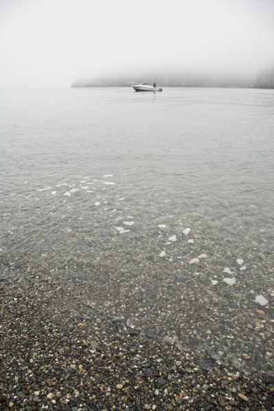 Boat near foggy beach. Photo : Johannes Kroemer