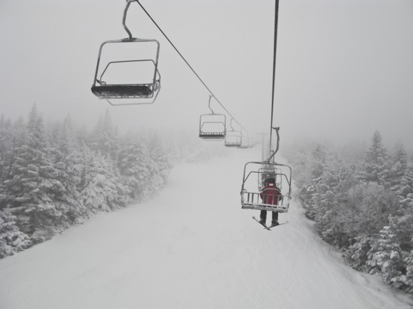 Skier on chair lift. Photo : Johannes Kroemer