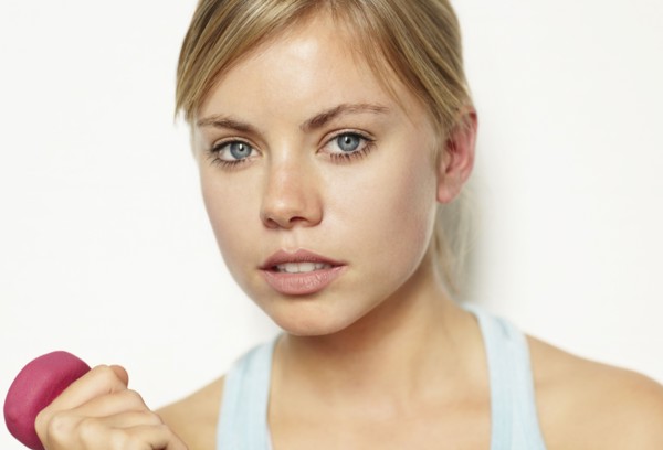 Portrait of young blonde woman exercising. Photo : Momentimages
