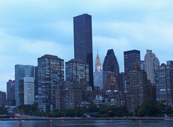 USA, New York State, New York City, Manhattan skyline at dusk. Photo : fotog